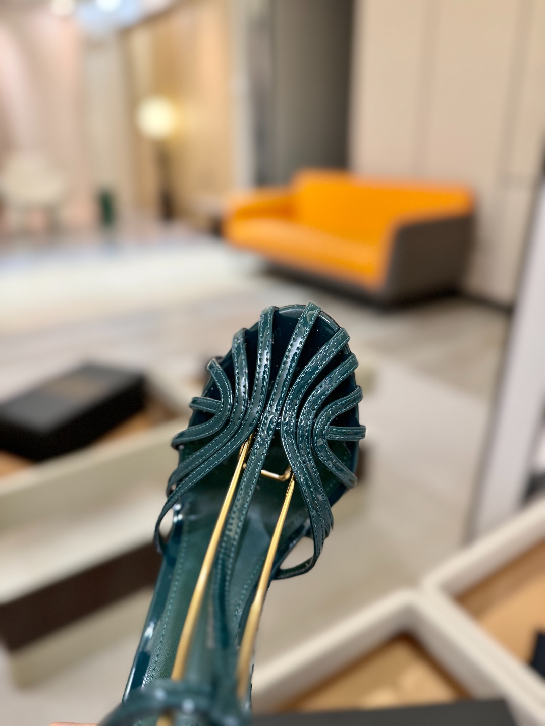 Alevi Mlano 阿列维·姆拉诺 𝘼𝙡𝙚𝙫𝙞 𝙈𝙡𝙖𝙣𝙤 Alevi Milano条带中空高跟走秀