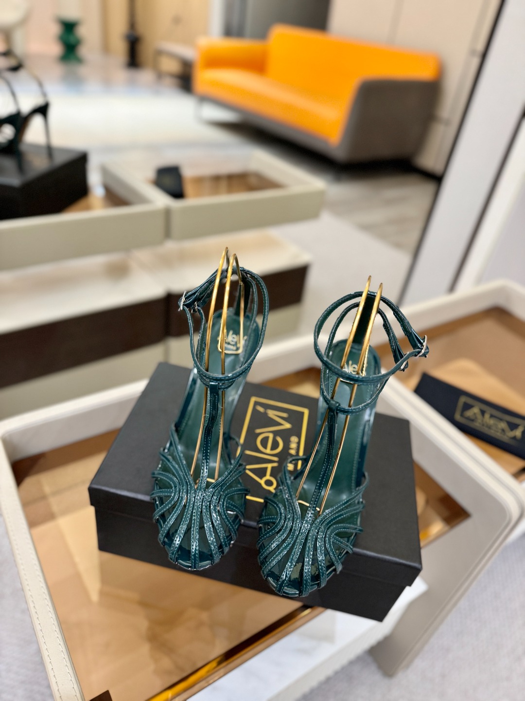 Alevi Mlano 阿列维·姆拉诺 𝘼𝙡𝙚𝙫𝙞 𝙈𝙡𝙖𝙣𝙤 Alevi Milano条带中空高跟走秀