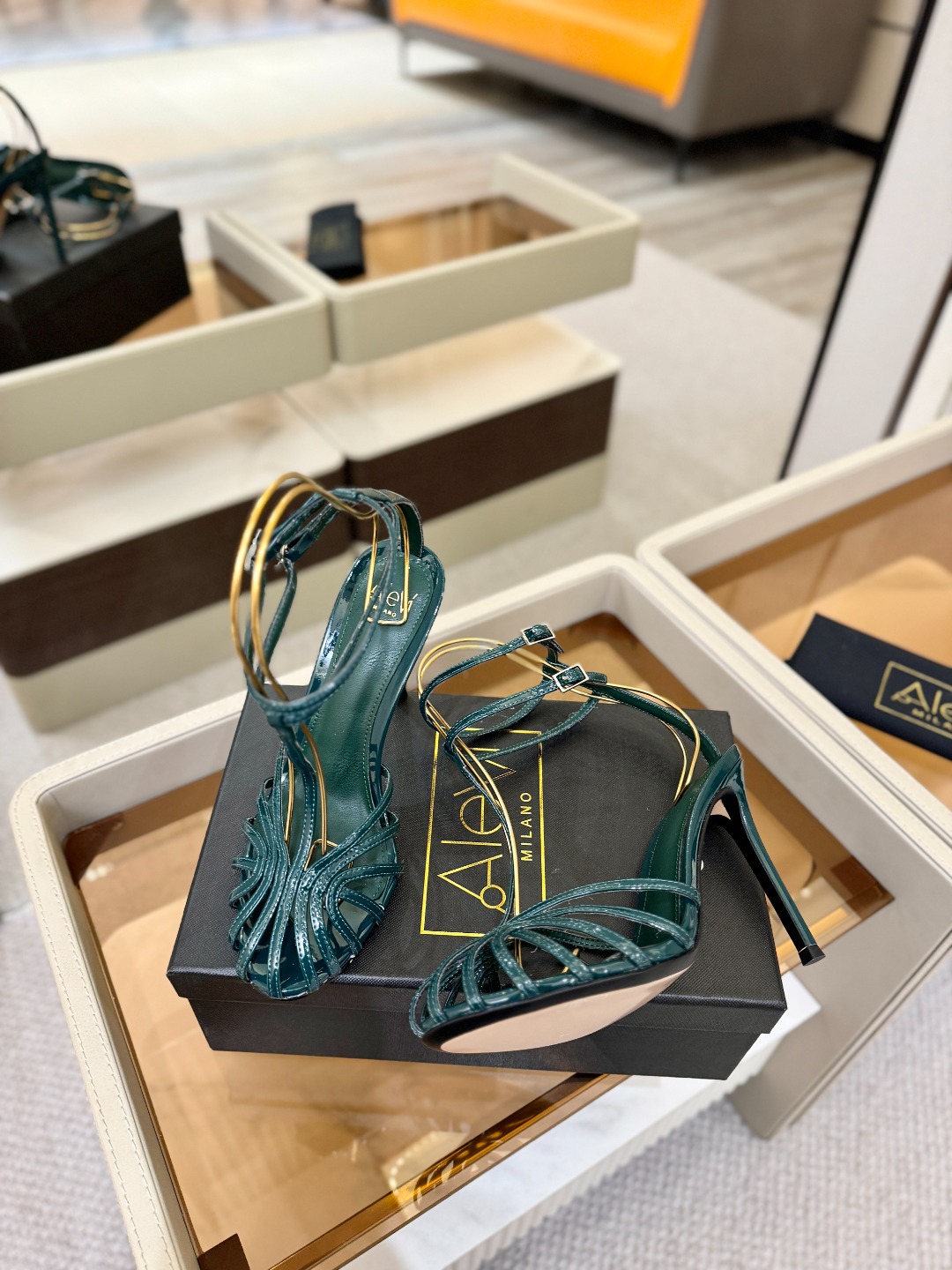 Alevi Mlano 阿列维·姆拉诺 𝘼𝙡𝙚𝙫𝙞 𝙈𝙡𝙖𝙣𝙤 Alevi Milano条带中空高跟走秀