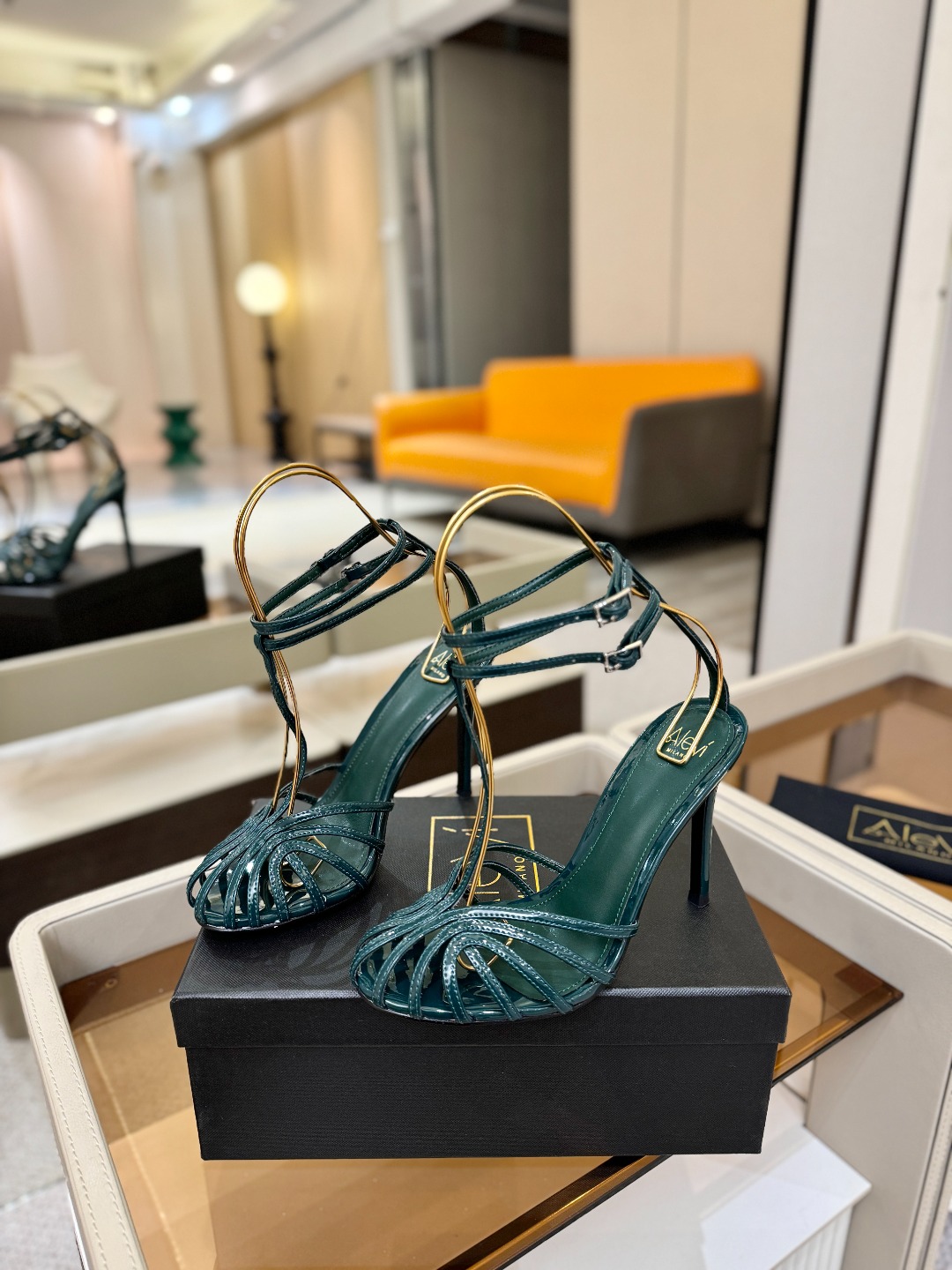 Alevi Mlano 阿列维·姆拉诺 𝘼𝙡𝙚𝙫𝙞 𝙈𝙡𝙖𝙣𝙤 Alevi Milano条带中空高跟走秀