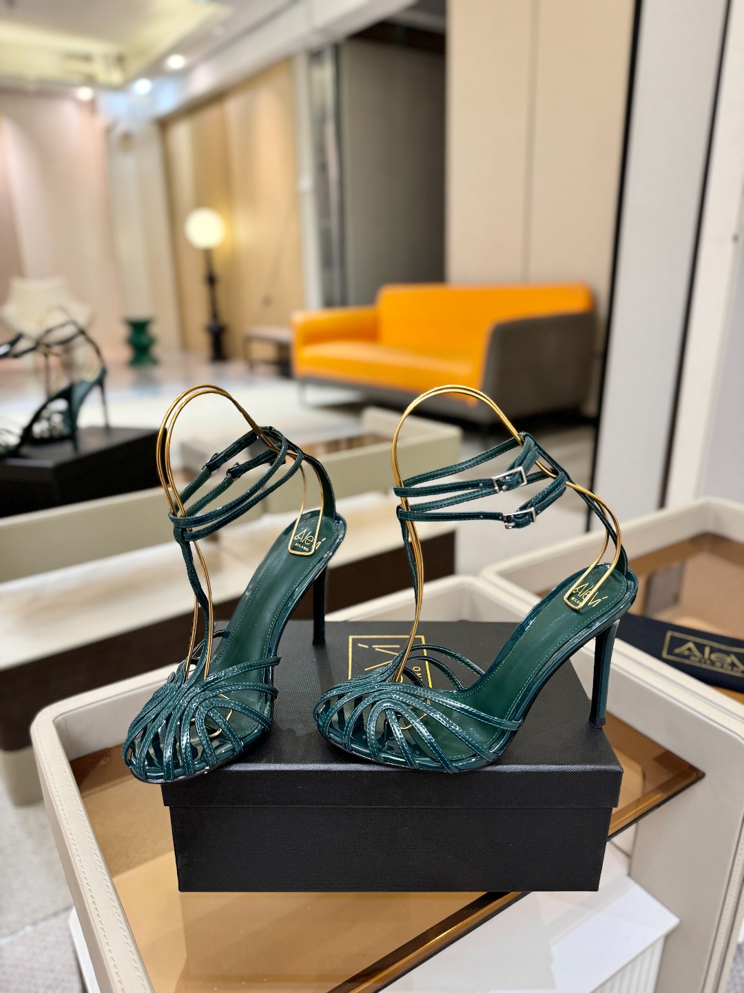 Alevi Mlano 阿列维·姆拉诺 𝘼𝙡𝙚𝙫𝙞 𝙈𝙡𝙖𝙣𝙤 Alevi Milano条带中空高跟走秀