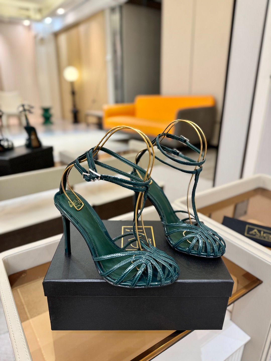 Alevi Mlano 阿列维·姆拉诺 𝘼𝙡𝙚𝙫𝙞 𝙈𝙡𝙖𝙣𝙤 Alevi Milano条带中空高跟走秀