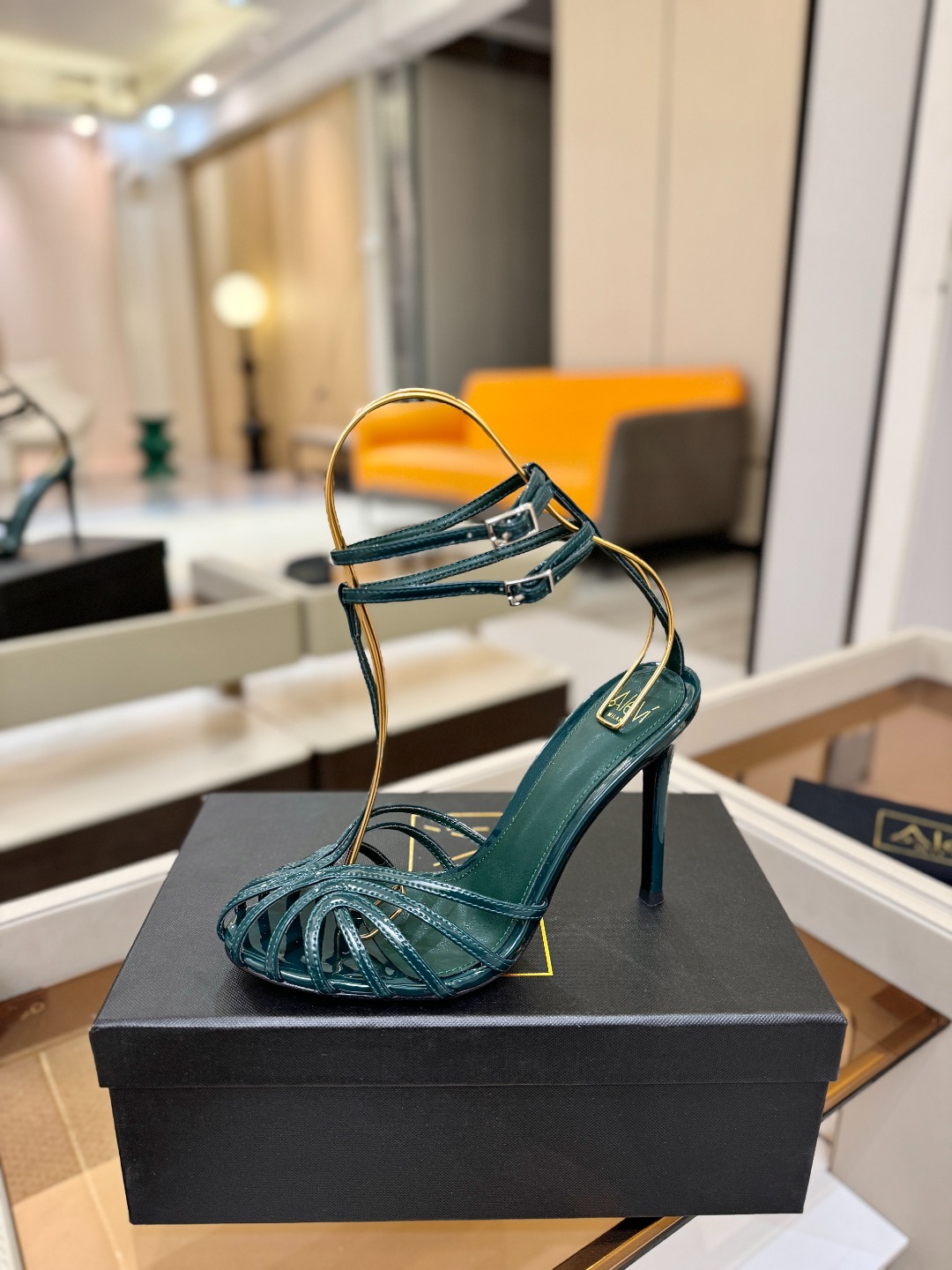 Alevi Mlano 阿列维·姆拉诺 𝘼𝙡𝙚𝙫𝙞 𝙈𝙡𝙖𝙣𝙤 Alevi Milano条带中空高跟走秀