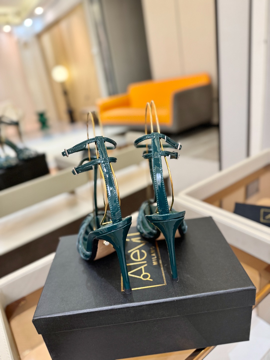 Alevi Mlano 阿列维·姆拉诺 𝘼𝙡𝙚𝙫𝙞 𝙈𝙡𝙖𝙣𝙤 Alevi Milano条带中空高跟走秀