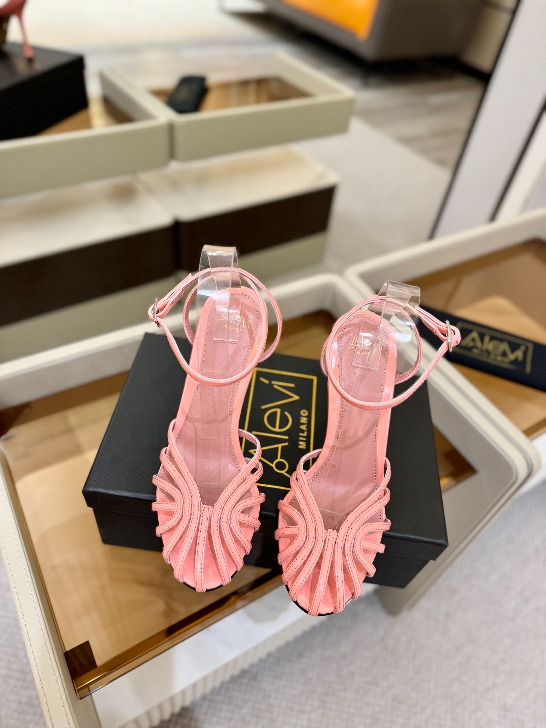 Alevi Mlano 阿列维·姆拉诺 𝘼𝙡𝙚𝙫𝙞 𝙈𝙡𝙖𝙣𝙤 Alevi Milano条带中空高跟走秀