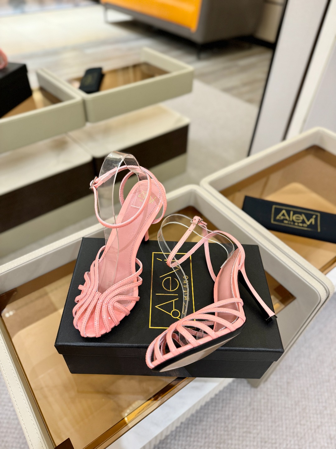 Alevi Mlano 阿列维·姆拉诺 𝘼𝙡𝙚𝙫𝙞 𝙈𝙡𝙖𝙣𝙤 Alevi Milano条带中空高跟走秀