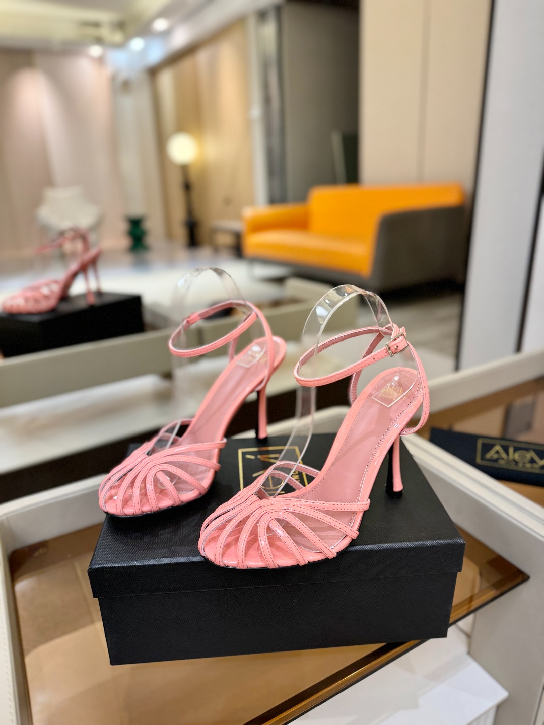 Alevi Mlano 阿列维·姆拉诺 𝘼𝙡𝙚𝙫𝙞 𝙈𝙡𝙖𝙣𝙤 Alevi Milano条带中空高跟走秀