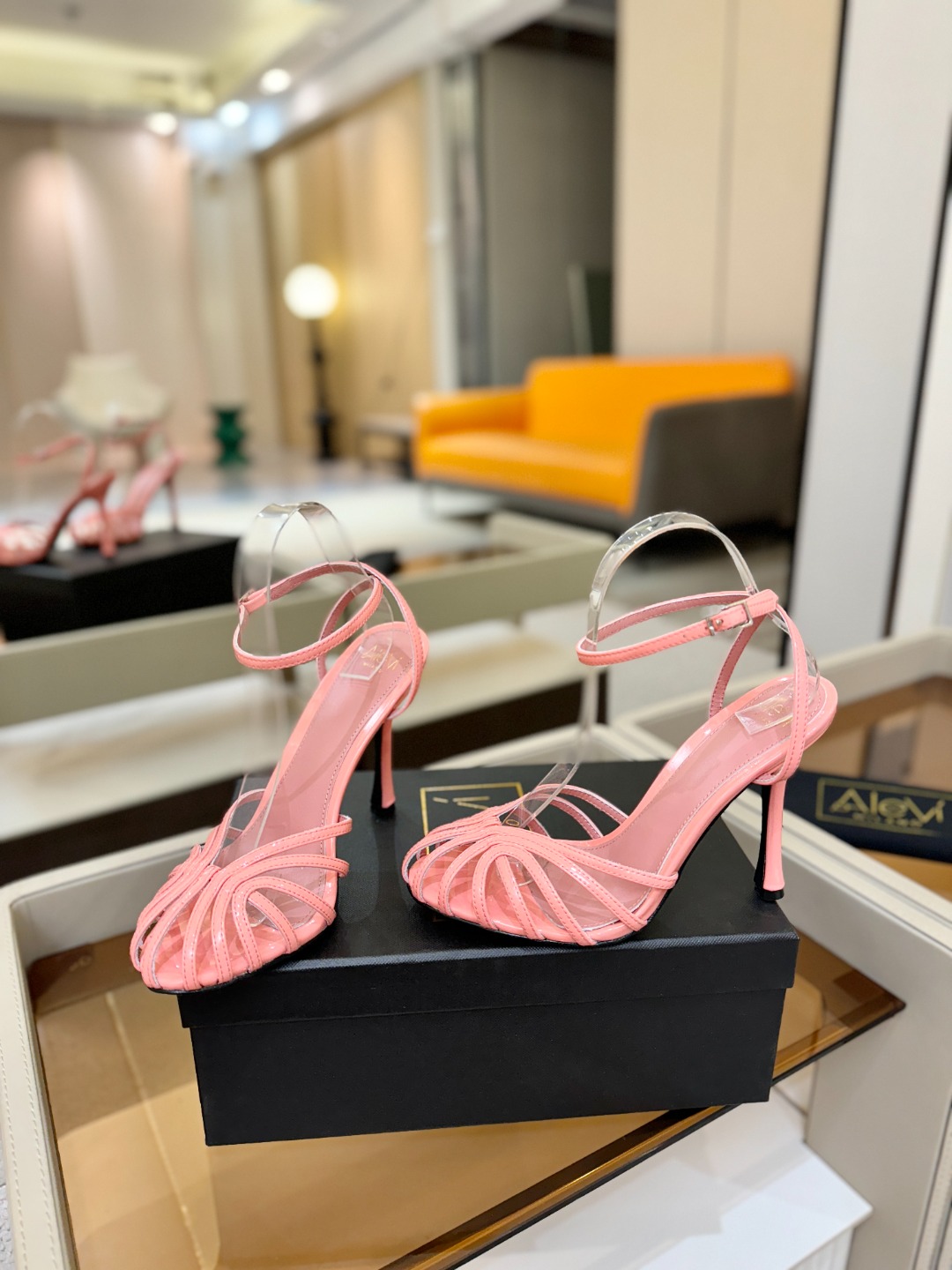 Alevi Mlano 阿列维·姆拉诺 𝘼𝙡𝙚𝙫𝙞 𝙈𝙡𝙖𝙣𝙤 Alevi Milano条带中空高跟走秀