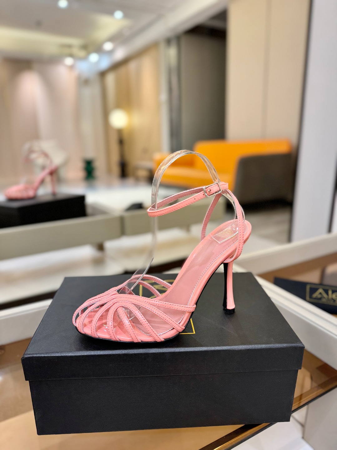 Alevi Mlano 阿列维·姆拉诺 𝘼𝙡𝙚𝙫𝙞 𝙈𝙡𝙖𝙣𝙤 Alevi Milano条带中空高跟走秀