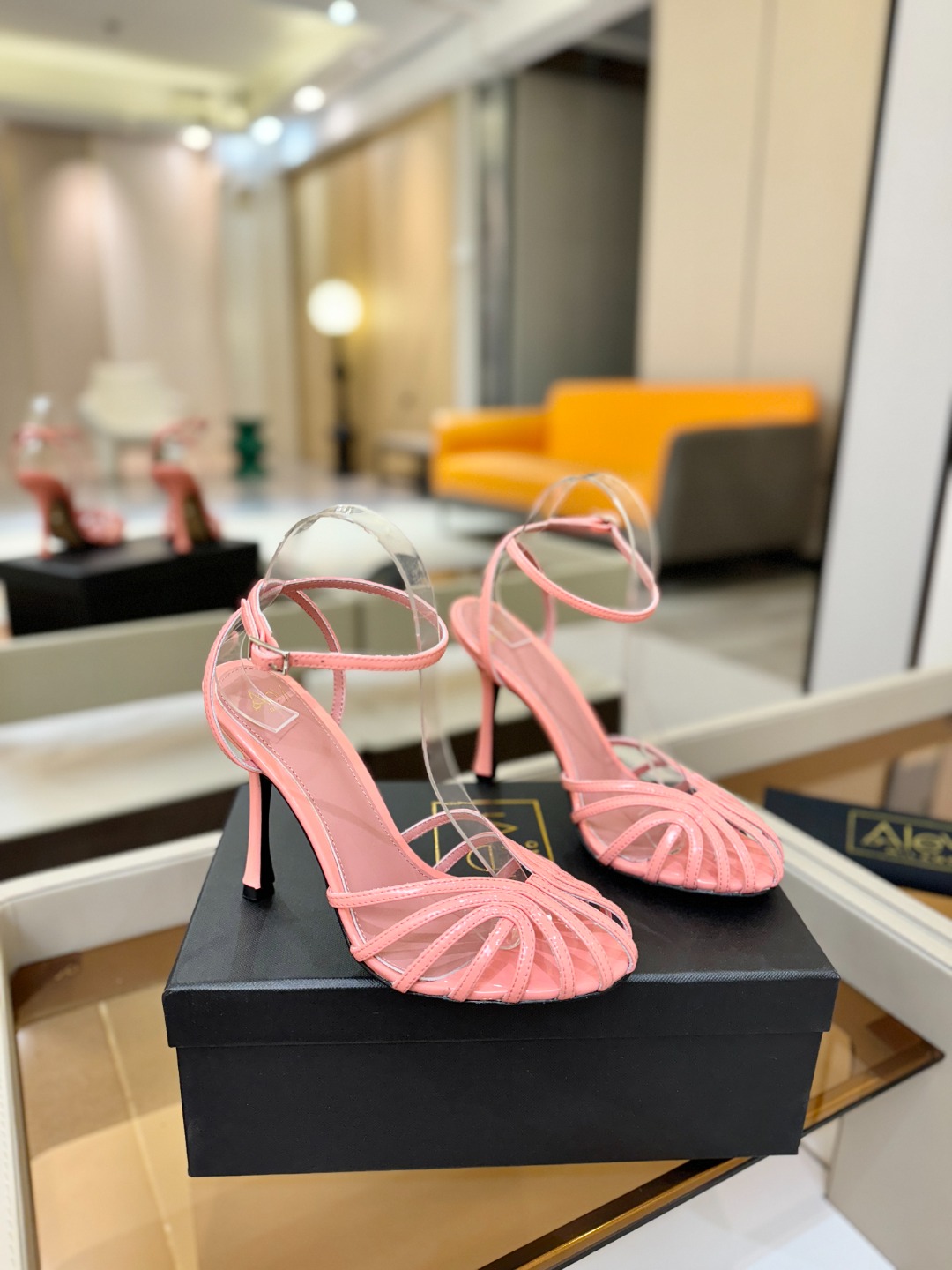 Alevi Mlano 阿列维·姆拉诺 𝘼𝙡𝙚𝙫𝙞 𝙈𝙡𝙖𝙣𝙤 Alevi Milano条带中空高跟走秀