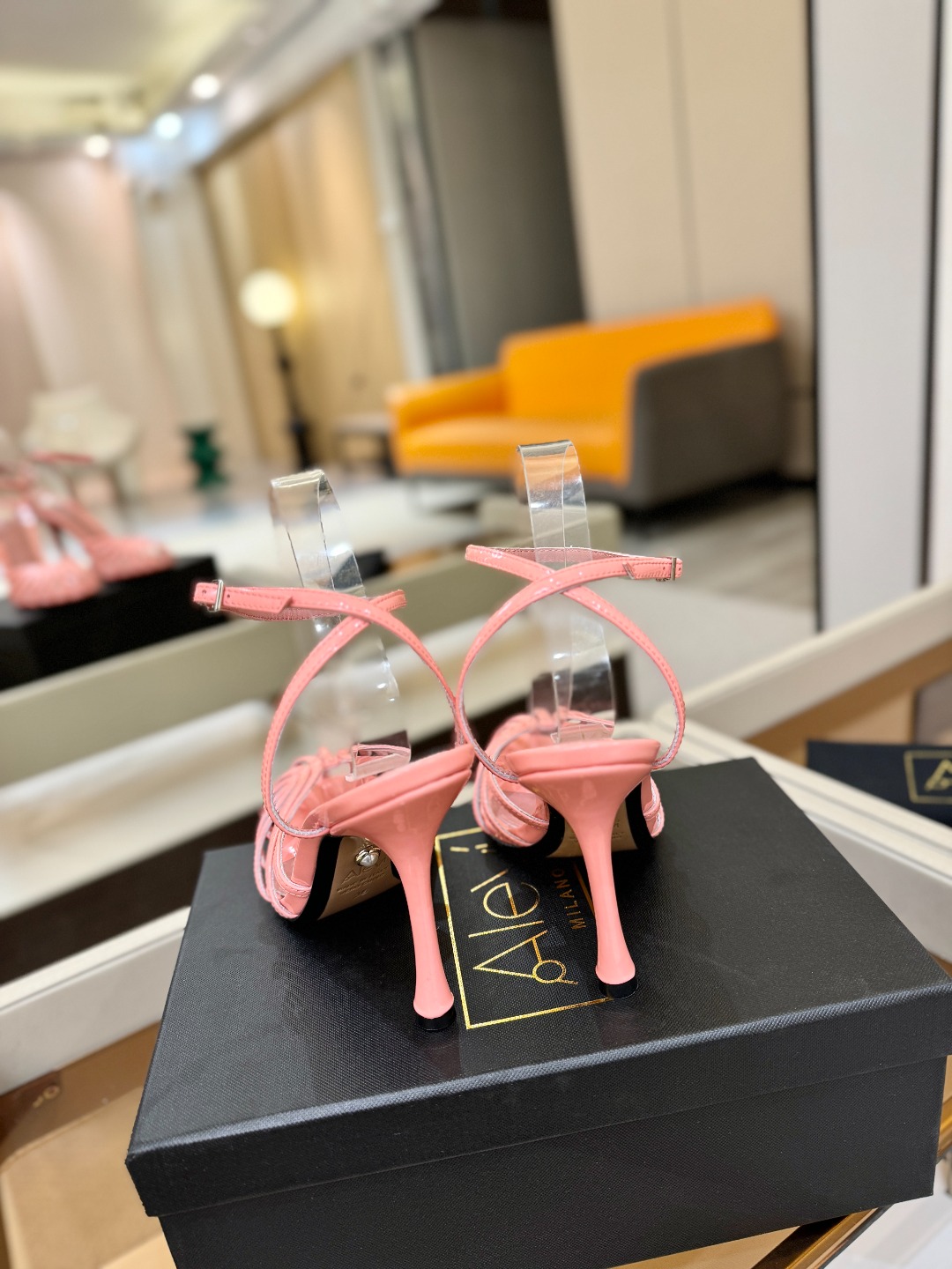 Alevi Mlano 阿列维·姆拉诺 𝘼𝙡𝙚𝙫𝙞 𝙈𝙡𝙖𝙣𝙤 Alevi Milano条带中空高跟走秀