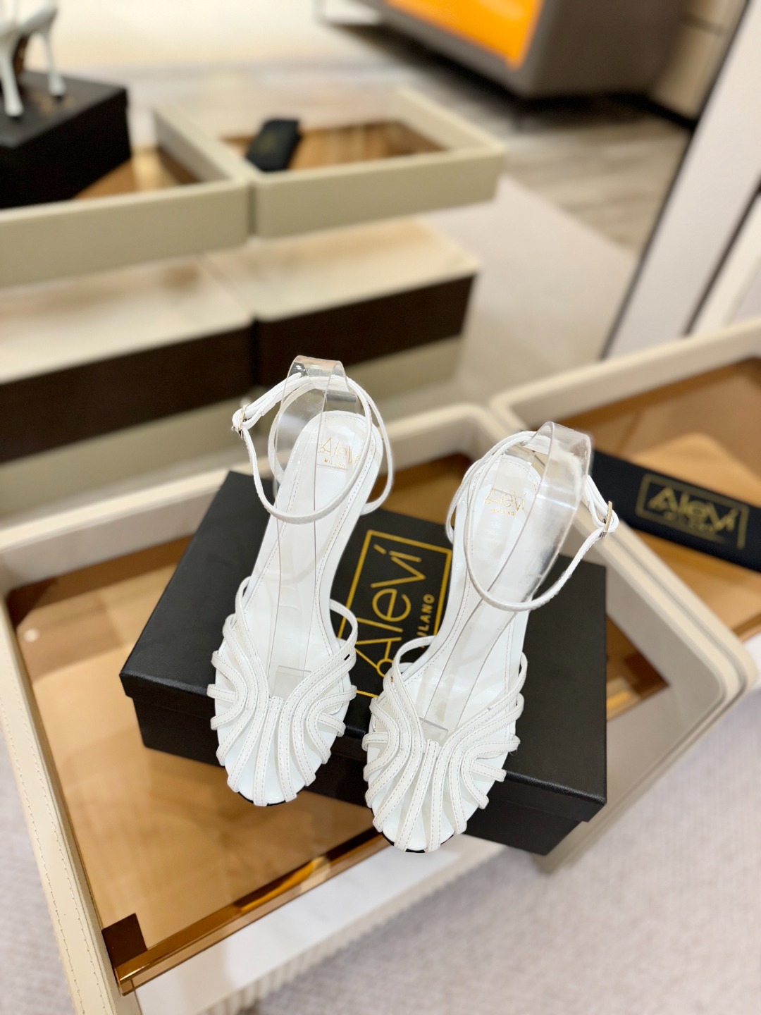 Alevi Mlano 阿列维·姆拉诺 𝘼𝙡𝙚𝙫𝙞 𝙈𝙡𝙖𝙣𝙤 Alevi Milano条带中空高跟走秀