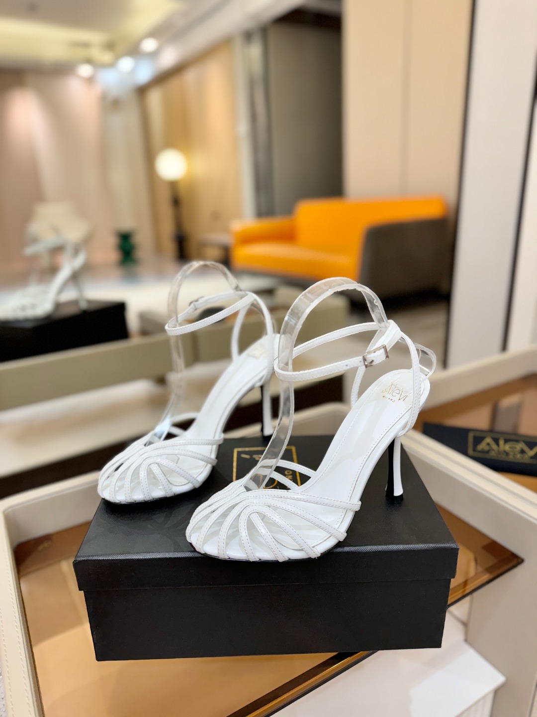 Alevi Mlano 阿列维·姆拉诺 𝘼𝙡𝙚𝙫𝙞 𝙈𝙡𝙖𝙣𝙤 Alevi Milano条带中空高跟走秀