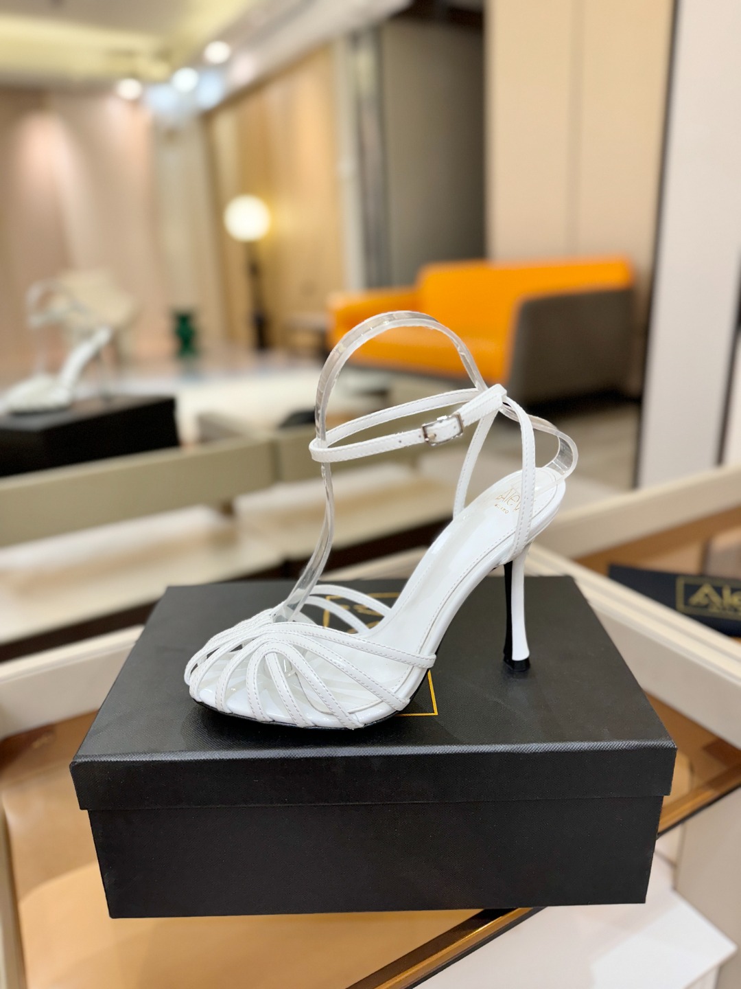 Alevi Mlano 阿列维·姆拉诺 𝘼𝙡𝙚𝙫𝙞 𝙈𝙡𝙖𝙣𝙤 Alevi Milano条带中空高跟走秀