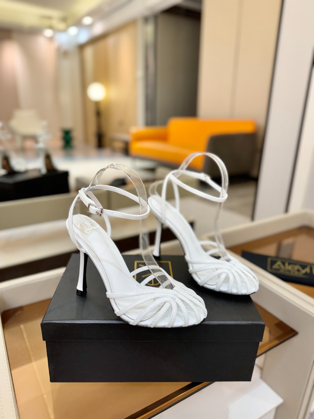 Alevi Mlano 阿列维·姆拉诺 𝘼𝙡𝙚𝙫𝙞 𝙈𝙡𝙖𝙣𝙤 Alevi Milano条带中空高跟走秀