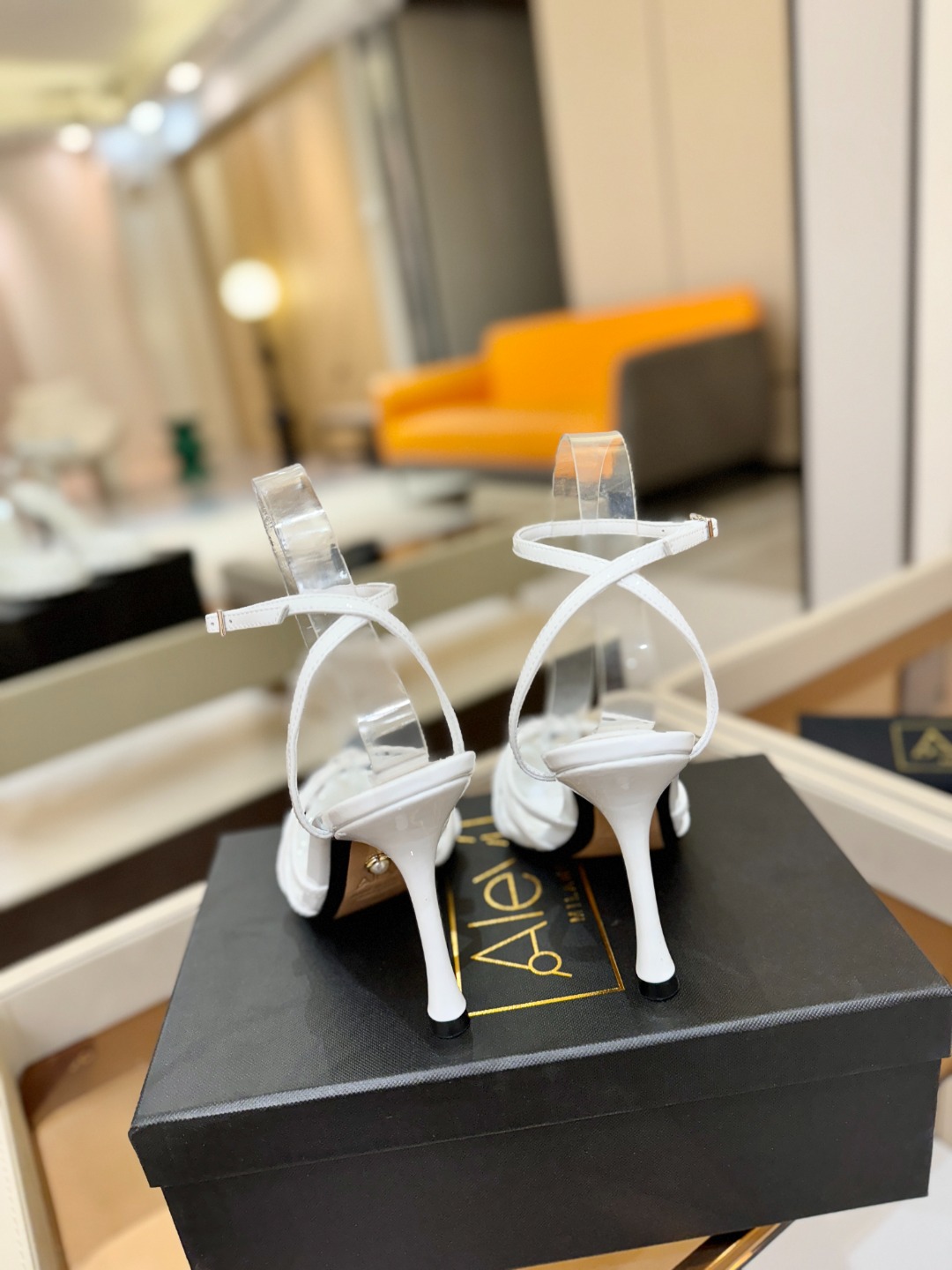 Alevi Mlano 阿列维·姆拉诺 𝘼𝙡𝙚𝙫𝙞 𝙈𝙡𝙖𝙣𝙤 Alevi Milano条带中空高跟走秀