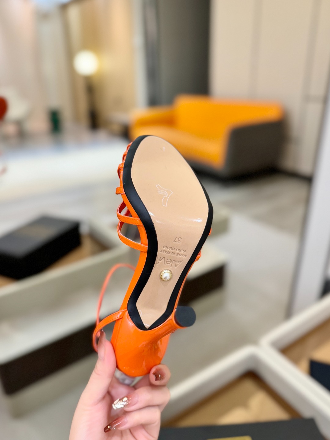 Alevi Mlano 阿列维·姆拉诺 𝘼𝙡𝙚𝙫𝙞 𝙈𝙡𝙖𝙣𝙤 Alevi Milano条带中空高跟走秀