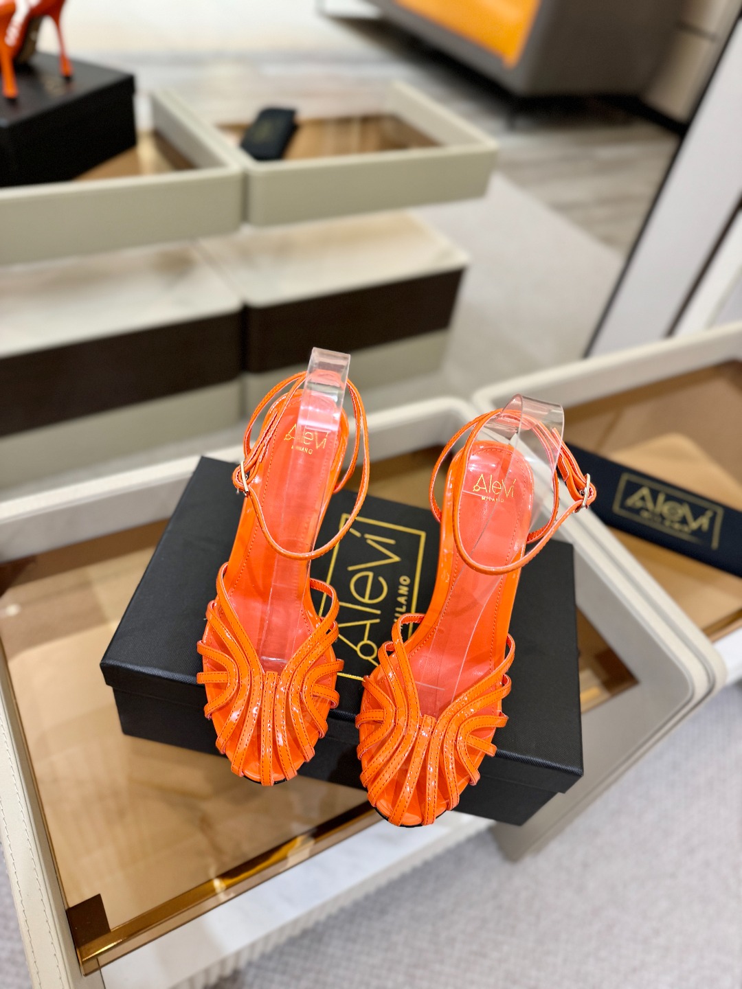 Alevi Mlano 阿列维·姆拉诺 𝘼𝙡𝙚𝙫𝙞 𝙈𝙡𝙖𝙣𝙤 Alevi Milano条带中空高跟走秀