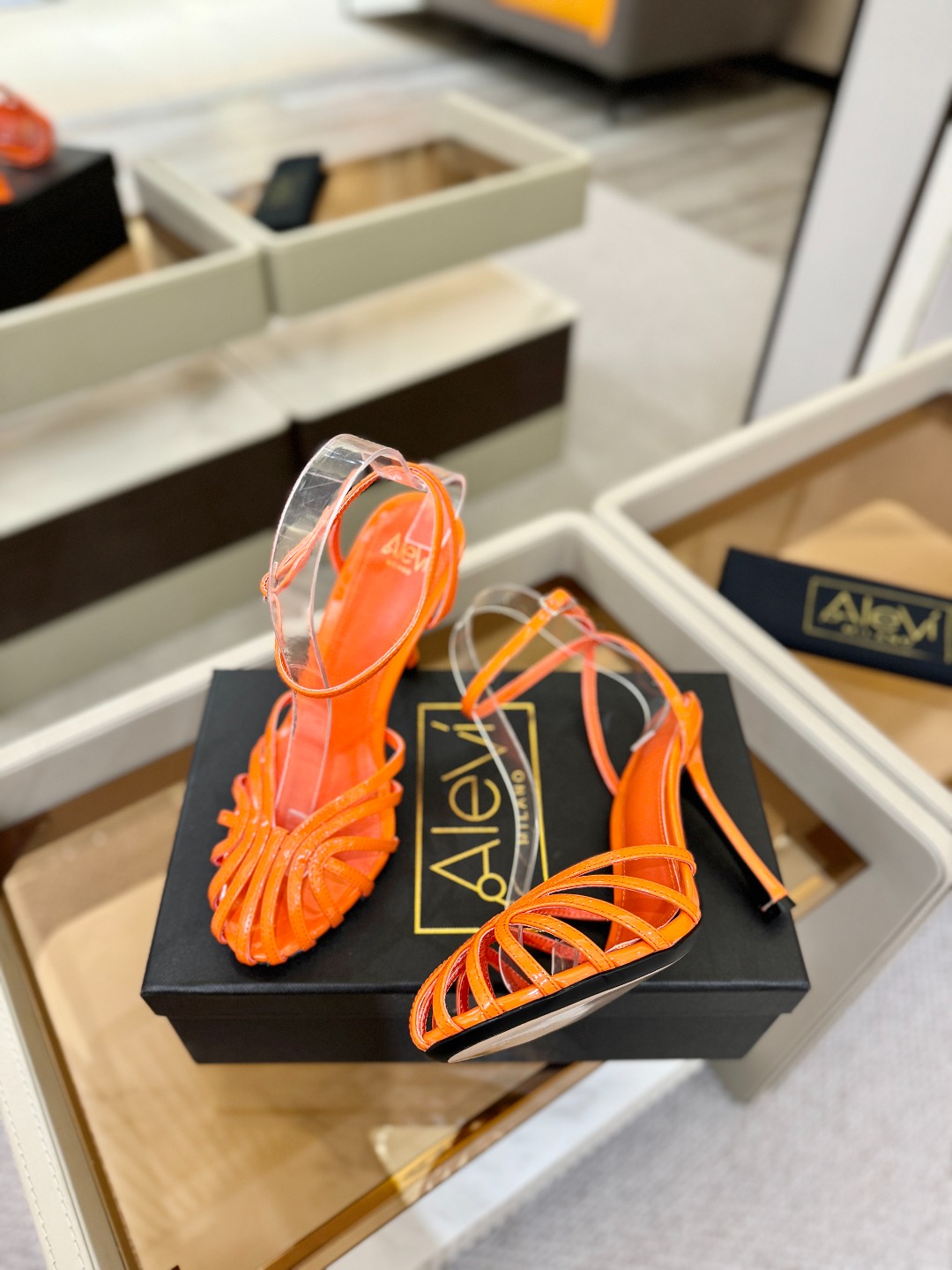 Alevi Mlano 阿列维·姆拉诺 𝘼𝙡𝙚𝙫𝙞 𝙈𝙡𝙖𝙣𝙤 Alevi Milano条带中空高跟走秀