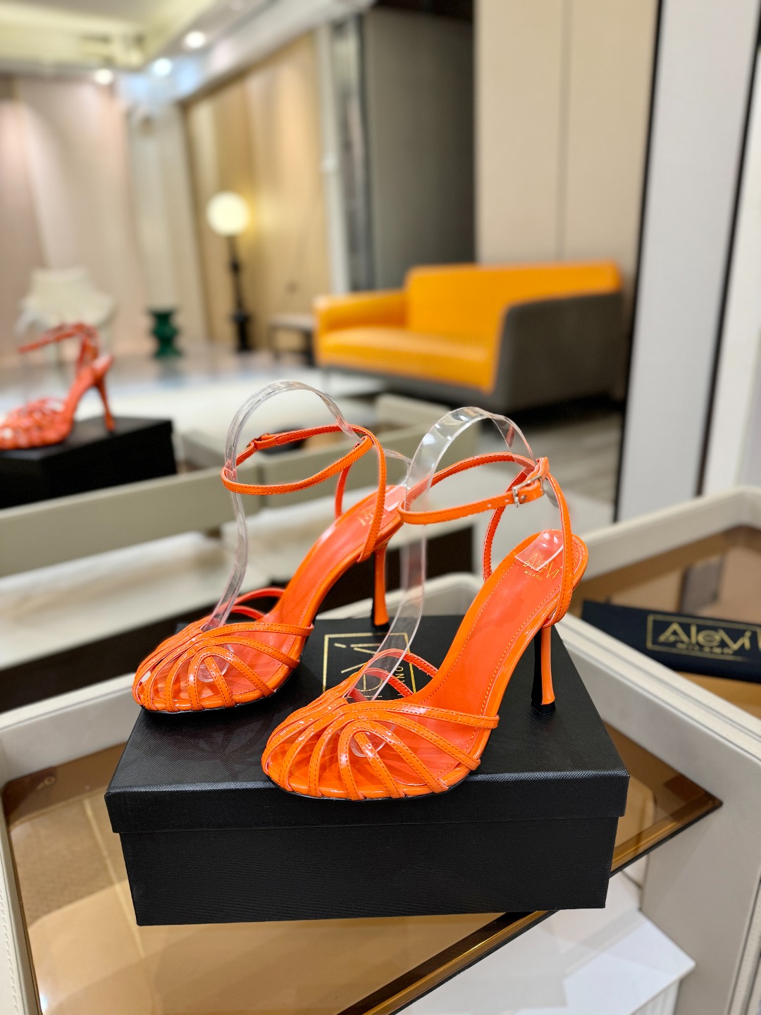 Alevi Mlano 阿列维·姆拉诺 𝘼𝙡𝙚𝙫𝙞 𝙈𝙡𝙖𝙣𝙤 Alevi Milano条带中空高跟走秀