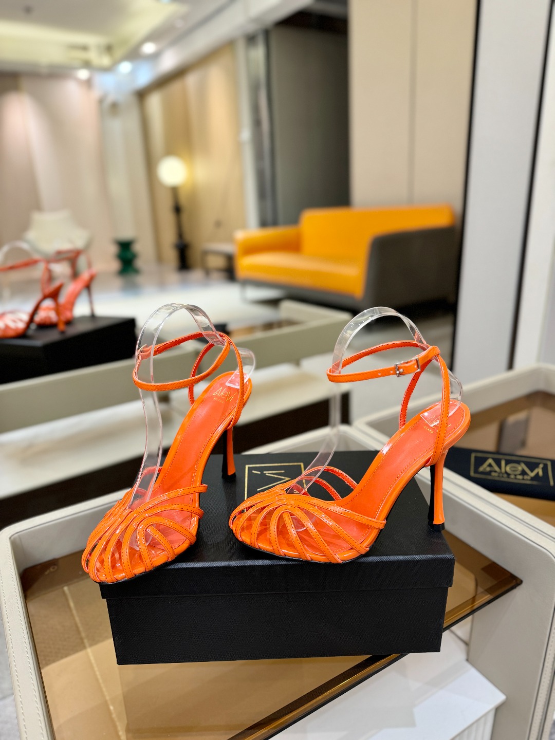 Alevi Mlano 阿列维·姆拉诺 𝘼𝙡𝙚𝙫𝙞 𝙈𝙡𝙖𝙣𝙤 Alevi Milano条带中空高跟走秀