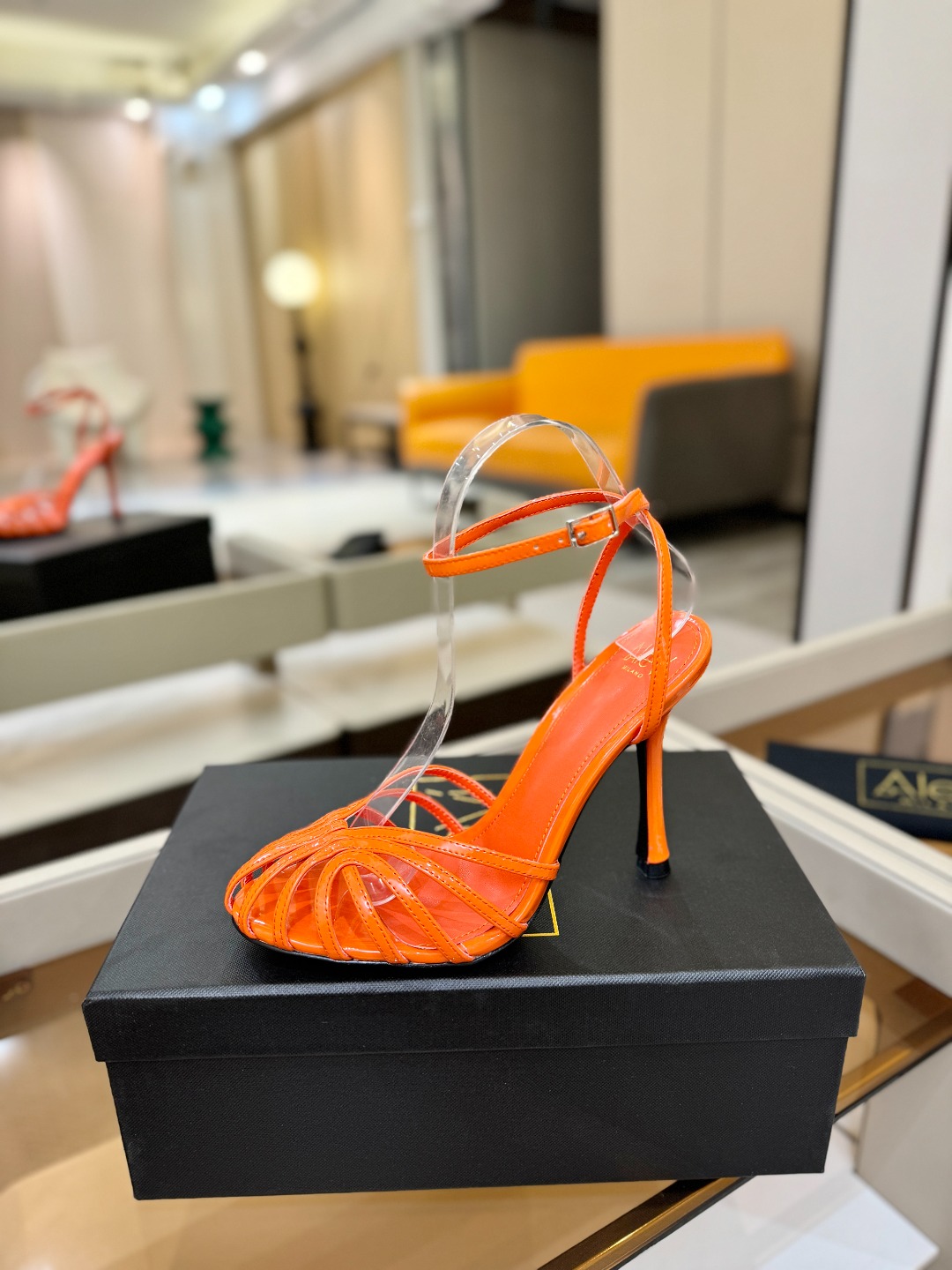 Alevi Mlano 阿列维·姆拉诺 𝘼𝙡𝙚𝙫𝙞 𝙈𝙡𝙖𝙣𝙤 Alevi Milano条带中空高跟走秀