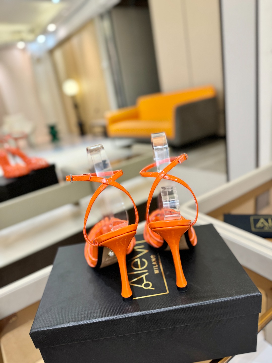 Alevi Mlano 阿列维·姆拉诺 𝘼𝙡𝙚𝙫𝙞 𝙈𝙡𝙖𝙣𝙤 Alevi Milano条带中空高跟走秀