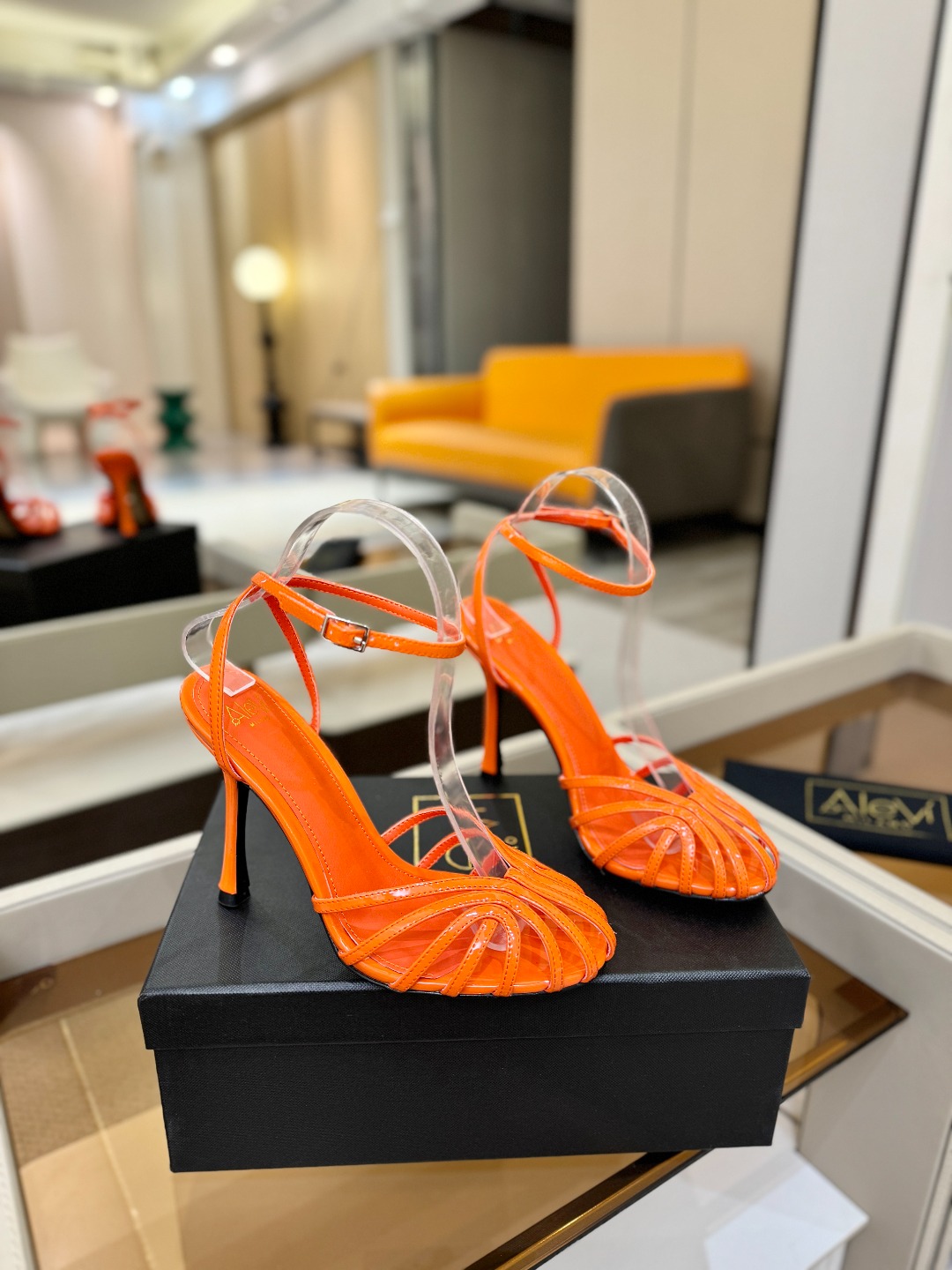 Alevi Mlano 阿列维·姆拉诺 𝘼𝙡𝙚𝙫𝙞 𝙈𝙡𝙖𝙣𝙤 Alevi Milano条带中空高跟走秀