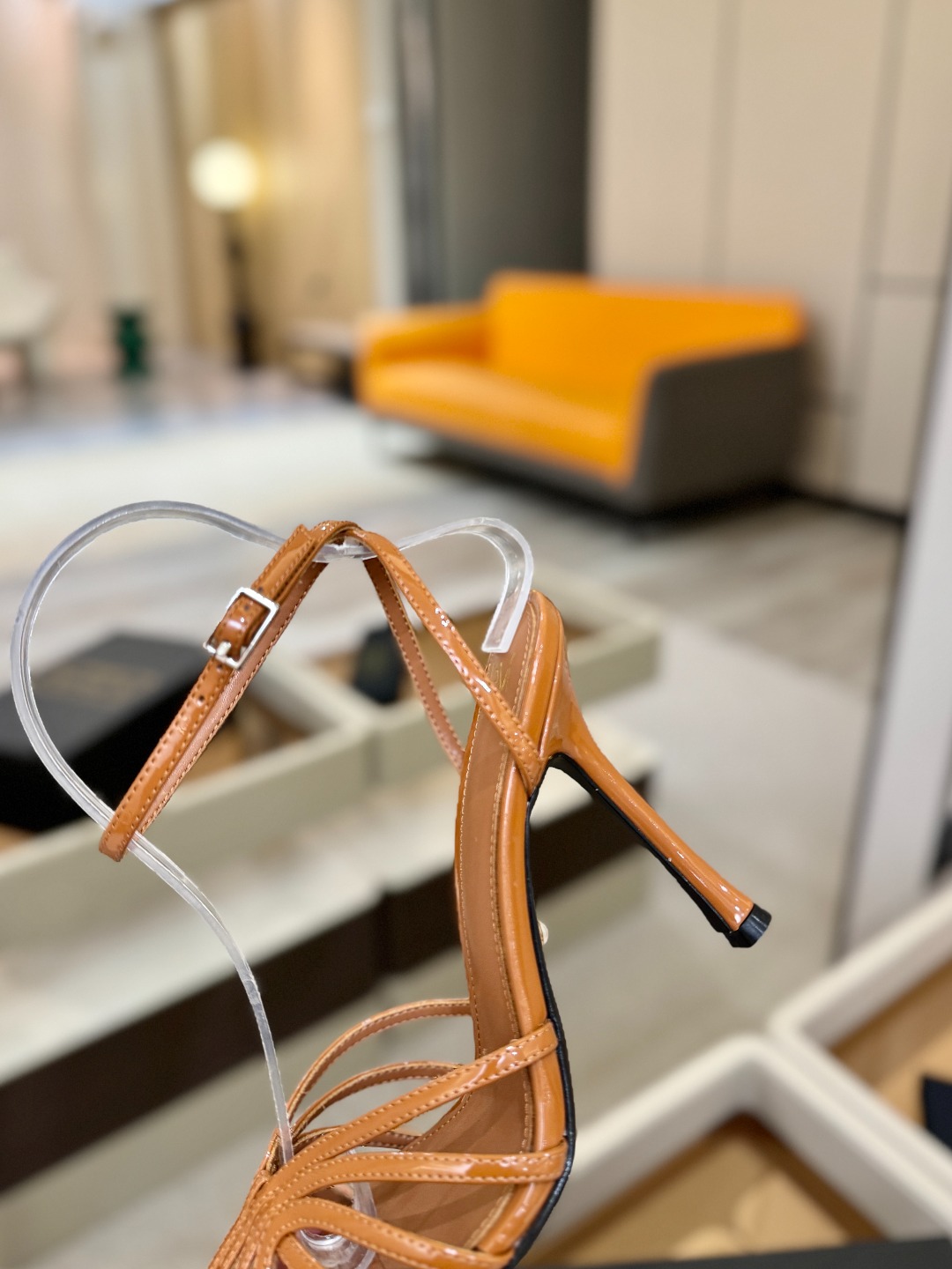 Alevi Mlano 阿列维·姆拉诺 𝘼𝙡𝙚𝙫𝙞 𝙈𝙡𝙖𝙣𝙤 Alevi Milano条带中空高跟走秀