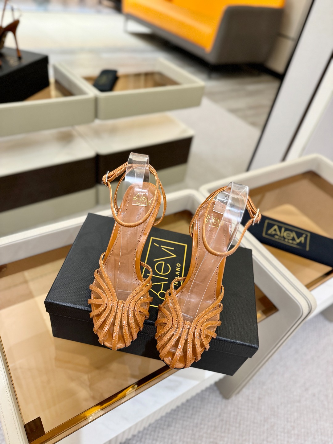 Alevi Mlano 阿列维·姆拉诺 𝘼𝙡𝙚𝙫𝙞 𝙈𝙡𝙖𝙣𝙤 Alevi Milano条带中空高跟走秀