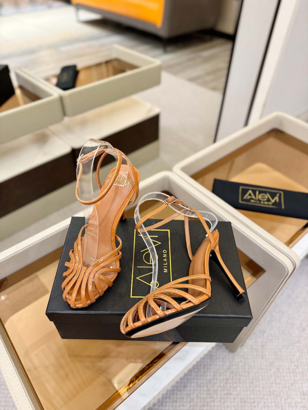 Alevi Mlano 阿列维·姆拉诺 𝘼𝙡𝙚𝙫𝙞 𝙈𝙡𝙖𝙣𝙤 Alevi Milano条带中空高跟走秀