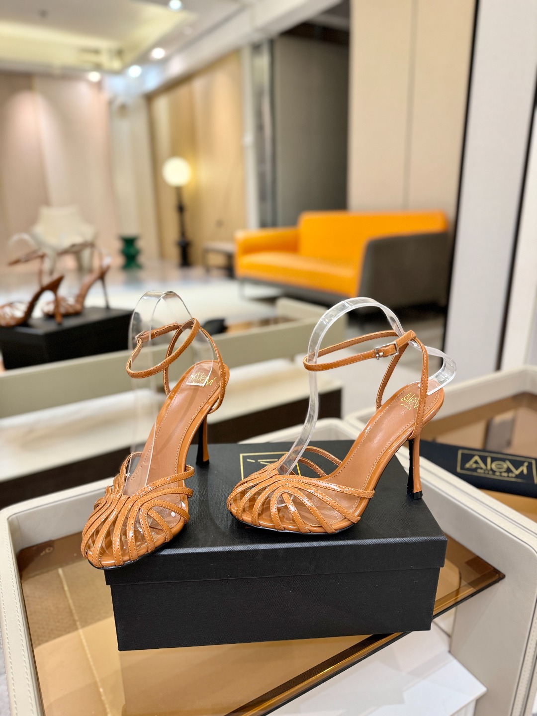 Alevi Mlano 阿列维·姆拉诺 𝘼𝙡𝙚𝙫𝙞 𝙈𝙡𝙖𝙣𝙤 Alevi Milano条带中空高跟走秀