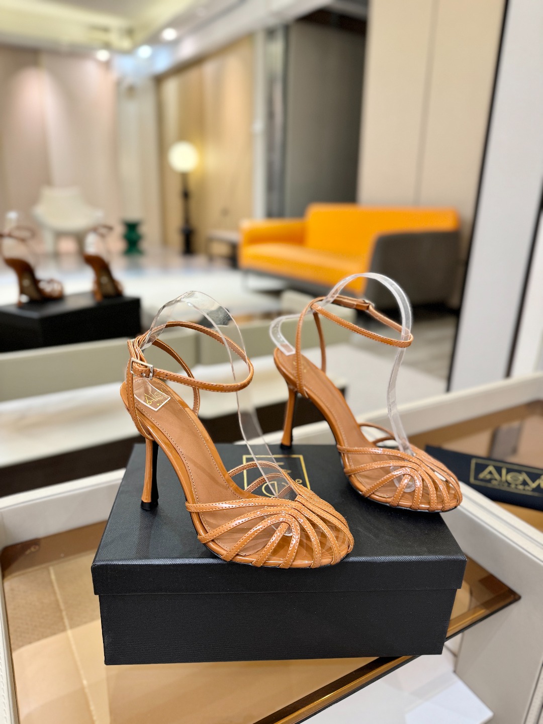 Alevi Mlano 阿列维·姆拉诺 𝘼𝙡𝙚𝙫𝙞 𝙈𝙡𝙖𝙣𝙤 Alevi Milano条带中空高跟走秀