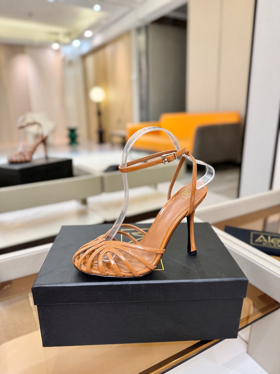 Alevi Mlano 阿列维·姆拉诺 𝘼𝙡𝙚𝙫𝙞 𝙈𝙡𝙖𝙣𝙤 Alevi Milano条带中空高跟走秀