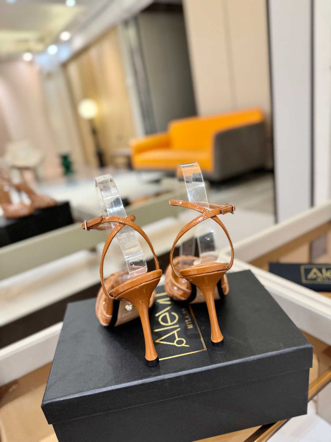 Alevi Mlano 阿列维·姆拉诺 𝘼𝙡𝙚𝙫𝙞 𝙈𝙡𝙖𝙣𝙤 Alevi Milano条带中空高跟走秀