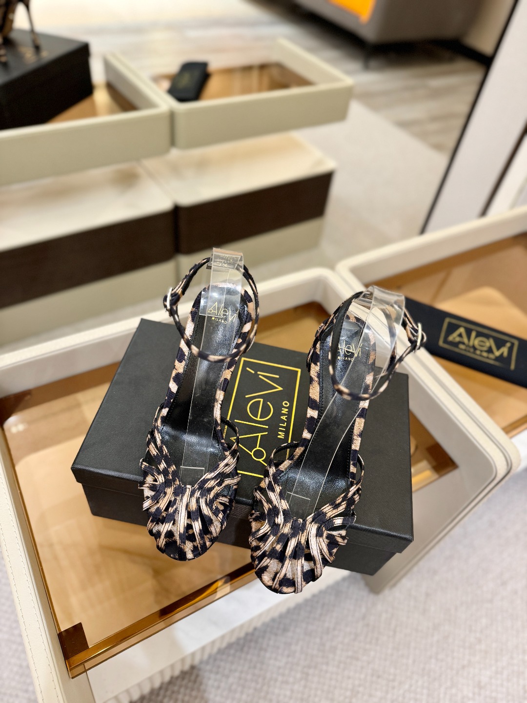 Alevi Mlano 阿列维·姆拉诺 𝘼𝙡𝙚𝙫𝙞 𝙈𝙡𝙖𝙣𝙤 Alevi Milano条带中空高跟走秀