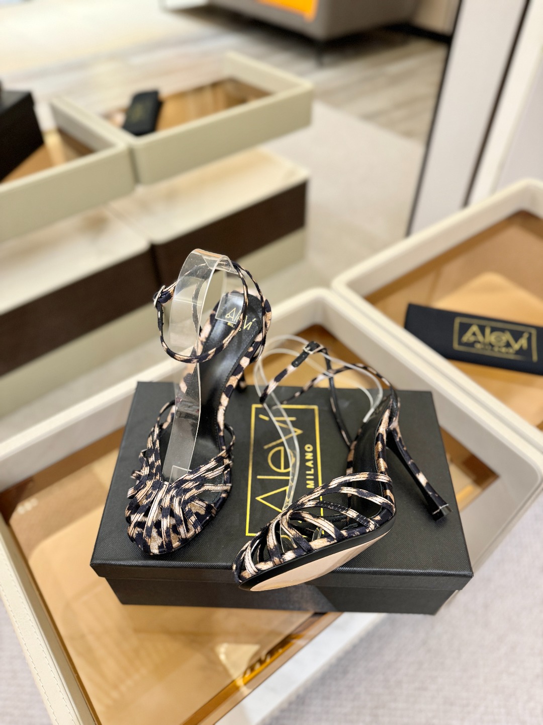 Alevi Mlano 阿列维·姆拉诺 𝘼𝙡𝙚𝙫𝙞 𝙈𝙡𝙖𝙣𝙤 Alevi Milano条带中空高跟走秀