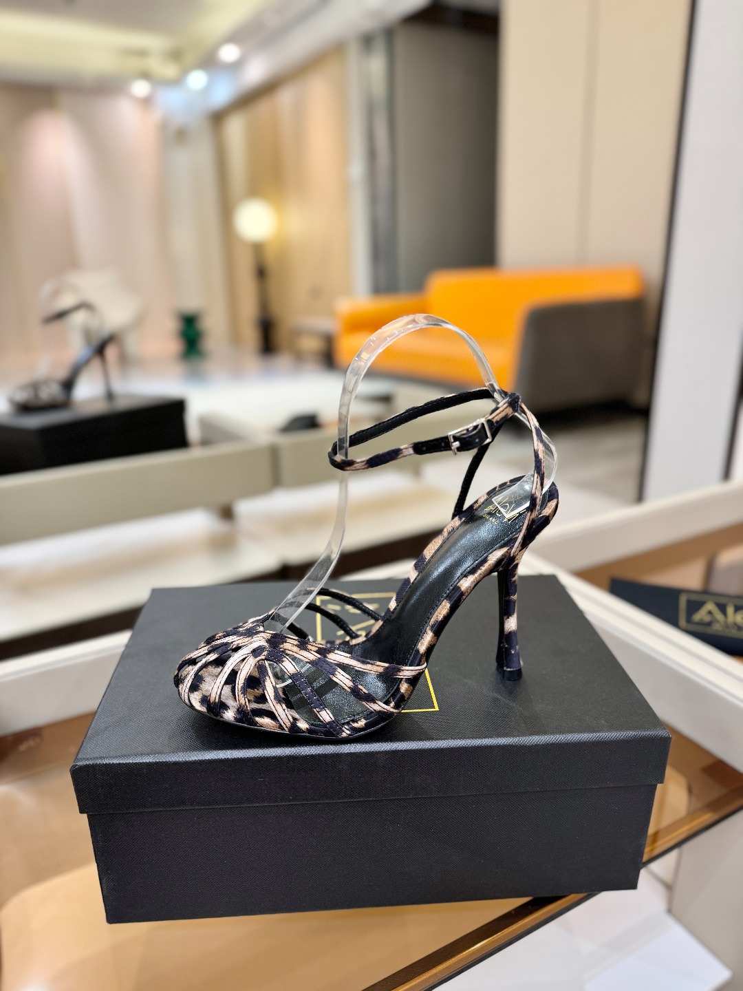 Alevi Mlano 阿列维·姆拉诺 𝘼𝙡𝙚𝙫𝙞 𝙈𝙡𝙖𝙣𝙤 Alevi Milano条带中空高跟走秀