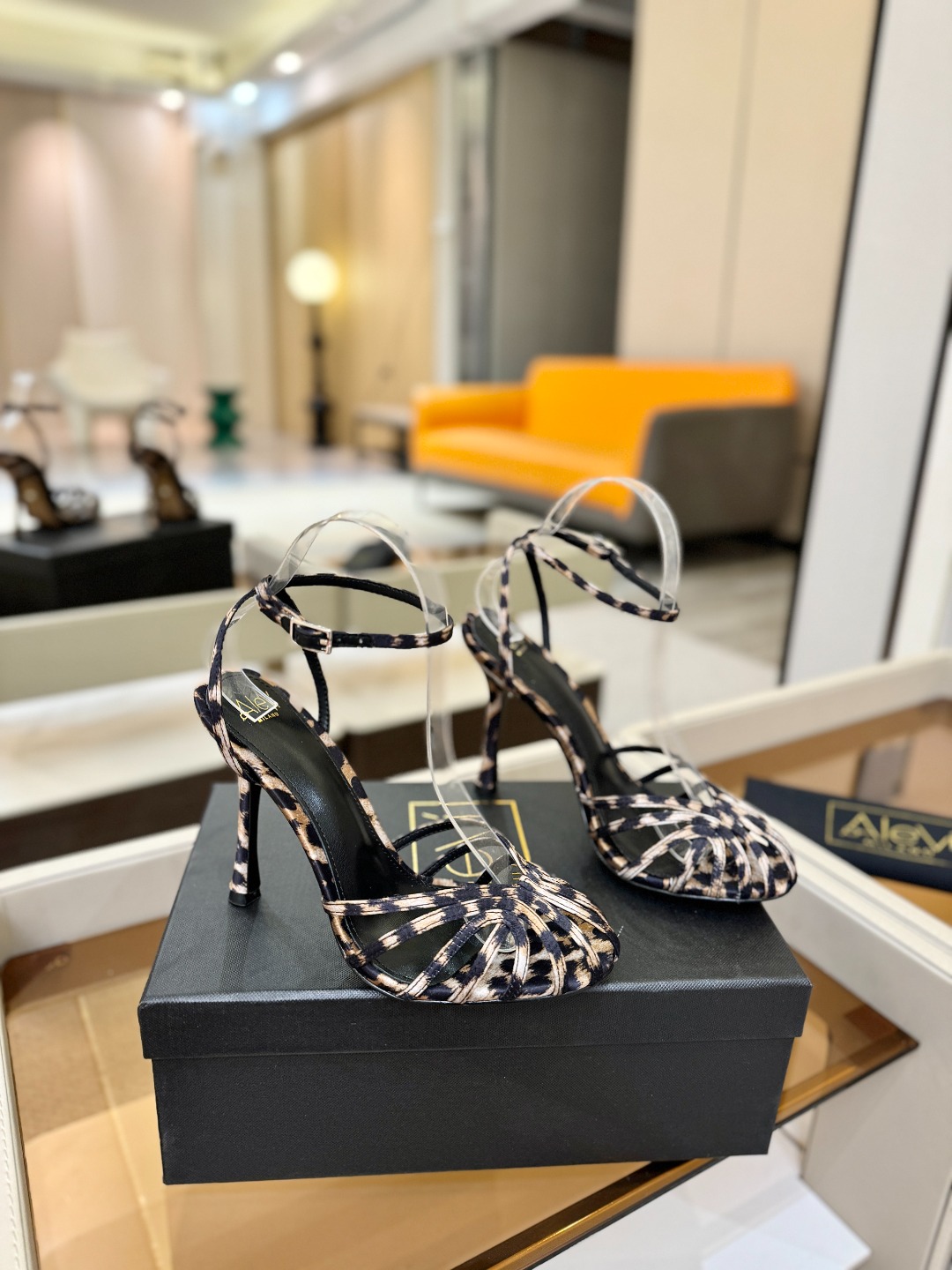 Alevi Mlano 阿列维·姆拉诺 𝘼𝙡𝙚𝙫𝙞 𝙈𝙡𝙖𝙣𝙤 Alevi Milano条带中空高跟走秀