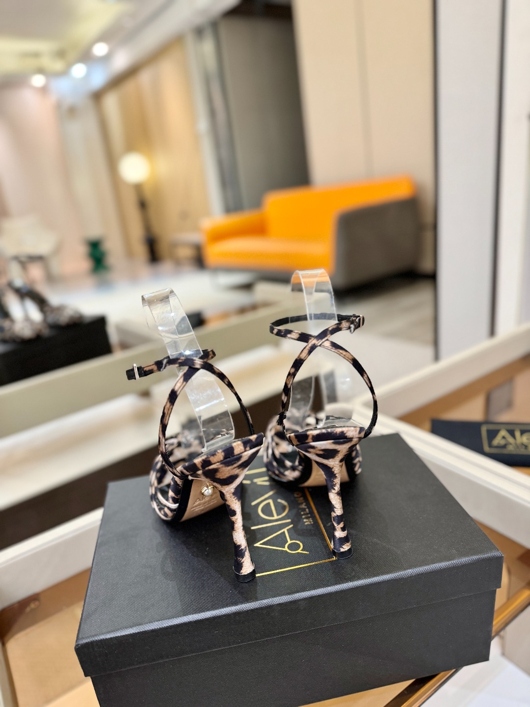 Alevi Mlano 阿列维·姆拉诺 𝘼𝙡𝙚𝙫𝙞 𝙈𝙡𝙖𝙣𝙤 Alevi Milano条带中空高跟走秀