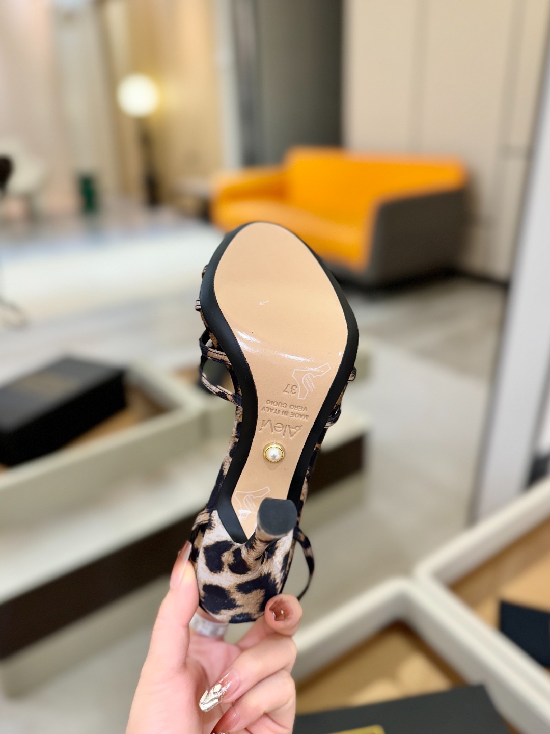 Alevi Mlano 阿列维·姆拉诺 𝘼𝙡𝙚𝙫𝙞 𝙈𝙡𝙖𝙣𝙤 Alevi Milano条带中空高跟走秀