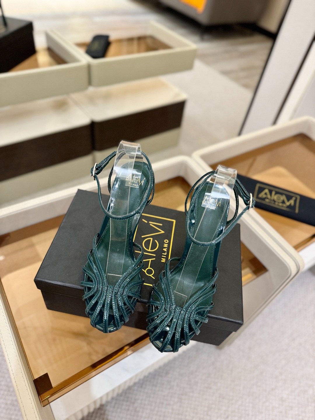 Alevi Mlano 阿列维·姆拉诺 𝘼𝙡𝙚𝙫𝙞 𝙈𝙡𝙖𝙣𝙤 Alevi Milano条带中空高跟走秀