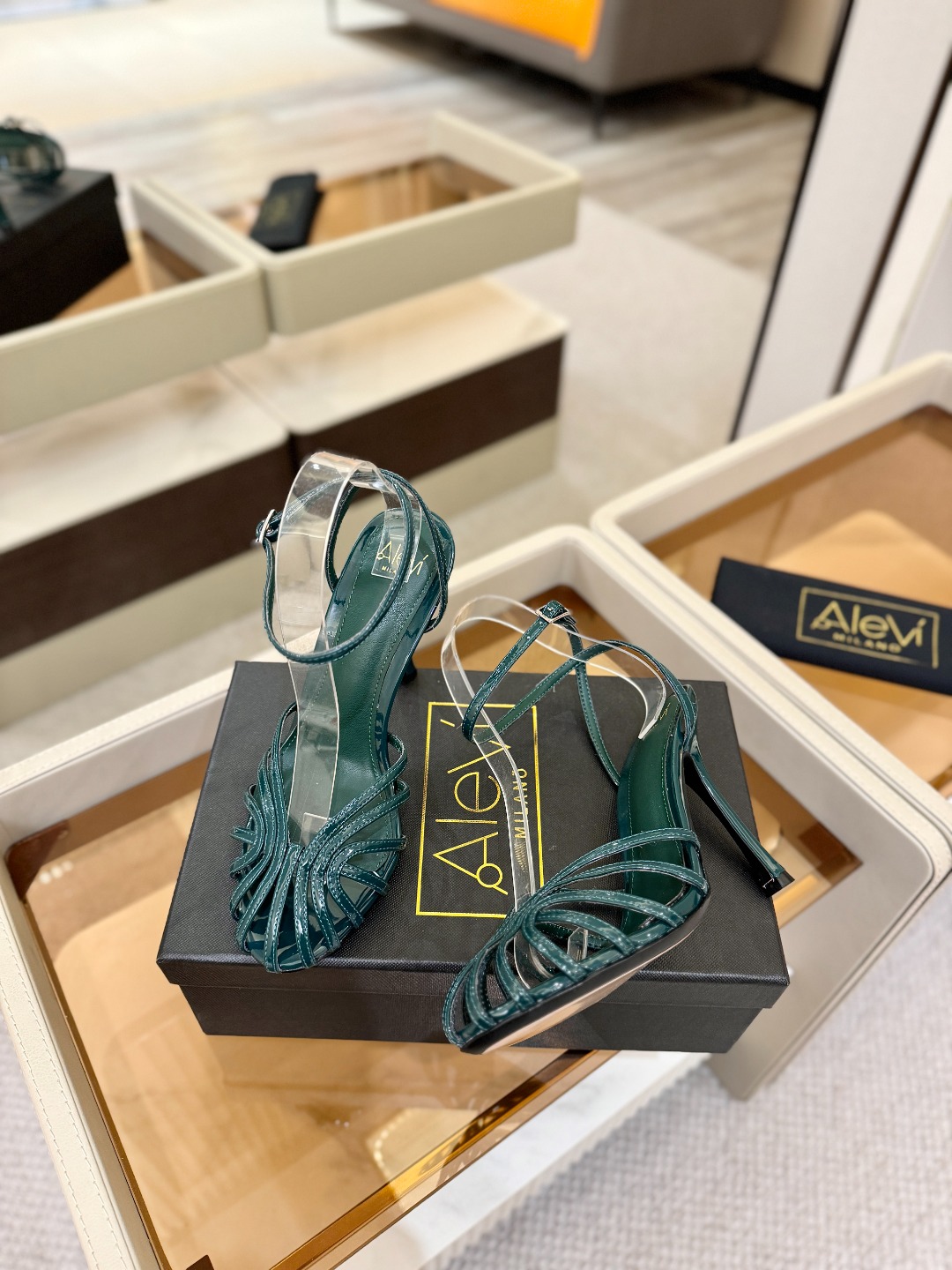 Alevi Mlano 阿列维·姆拉诺 𝘼𝙡𝙚𝙫𝙞 𝙈𝙡𝙖𝙣𝙤 Alevi Milano条带中空高跟走秀