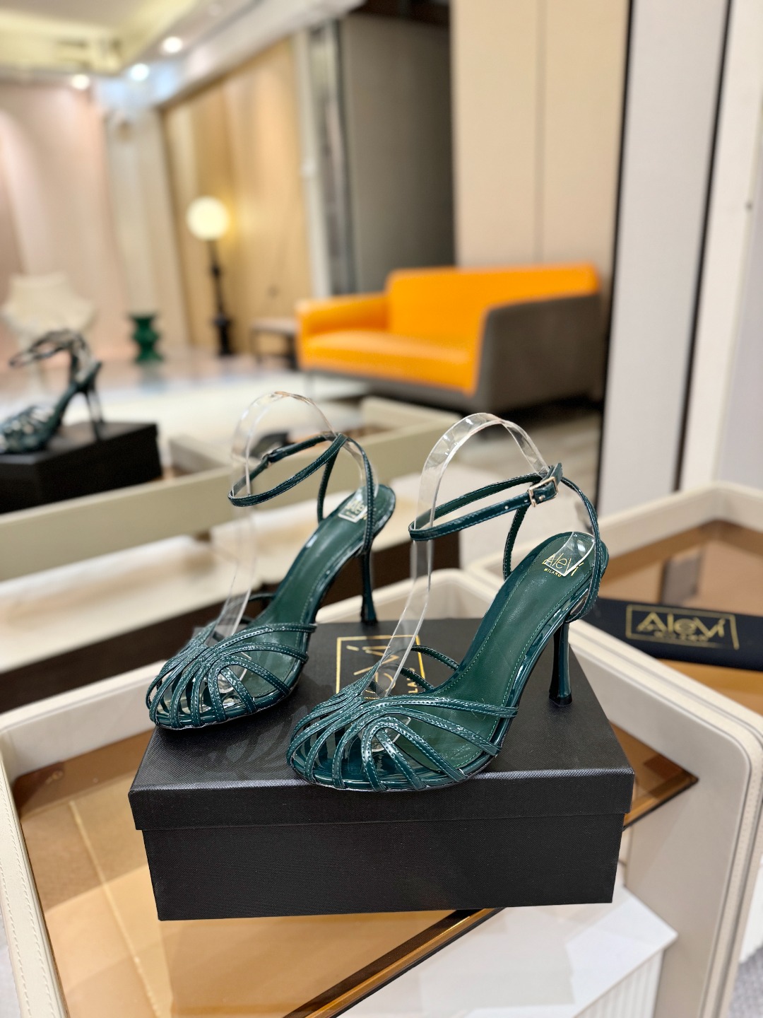 Alevi Mlano 阿列维·姆拉诺 𝘼𝙡𝙚𝙫𝙞 𝙈𝙡𝙖𝙣𝙤 Alevi Milano条带中空高跟走秀