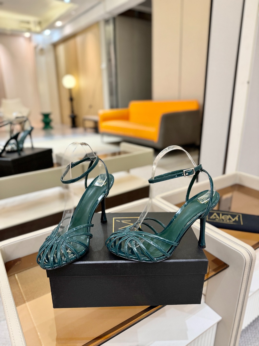 Alevi Mlano 阿列维·姆拉诺 𝘼𝙡𝙚𝙫𝙞 𝙈𝙡𝙖𝙣𝙤 Alevi Milano条带中空高跟走秀