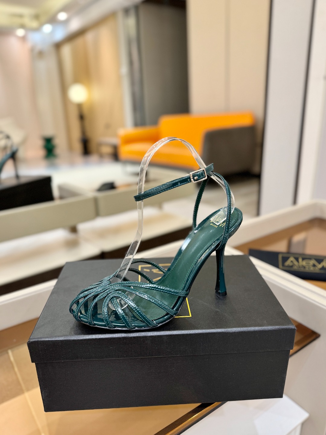 Alevi Mlano 阿列维·姆拉诺 𝘼𝙡𝙚𝙫𝙞 𝙈𝙡𝙖𝙣𝙤 Alevi Milano条带中空高跟走秀