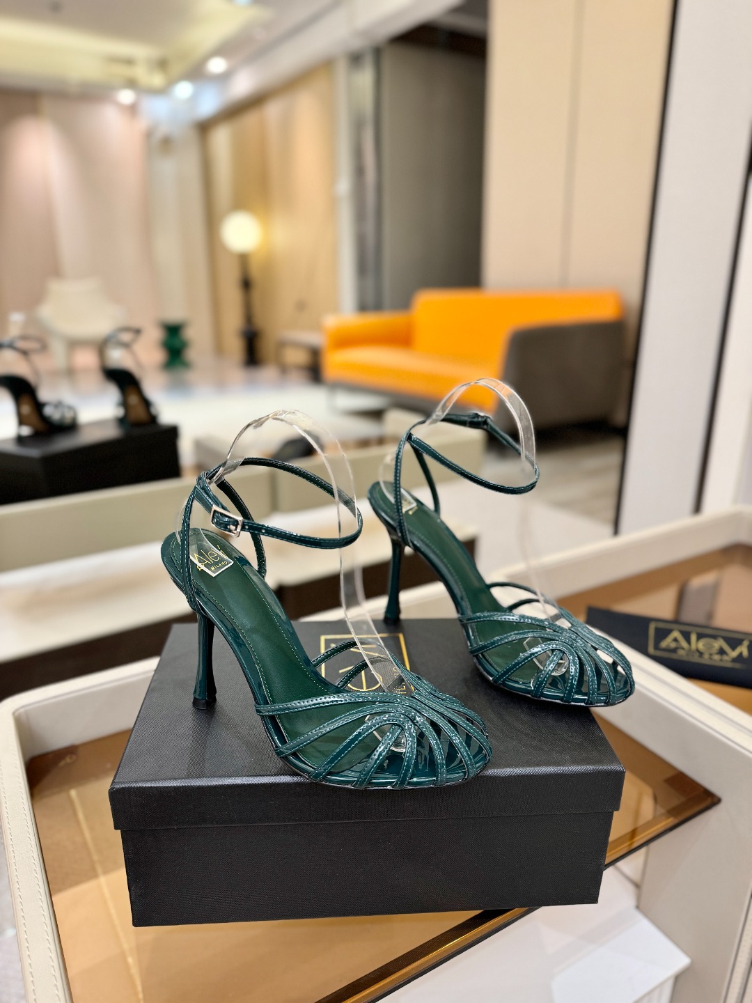 Alevi Mlano 阿列维·姆拉诺 𝘼𝙡𝙚𝙫𝙞 𝙈𝙡𝙖𝙣𝙤 Alevi Milano条带中空高跟走秀