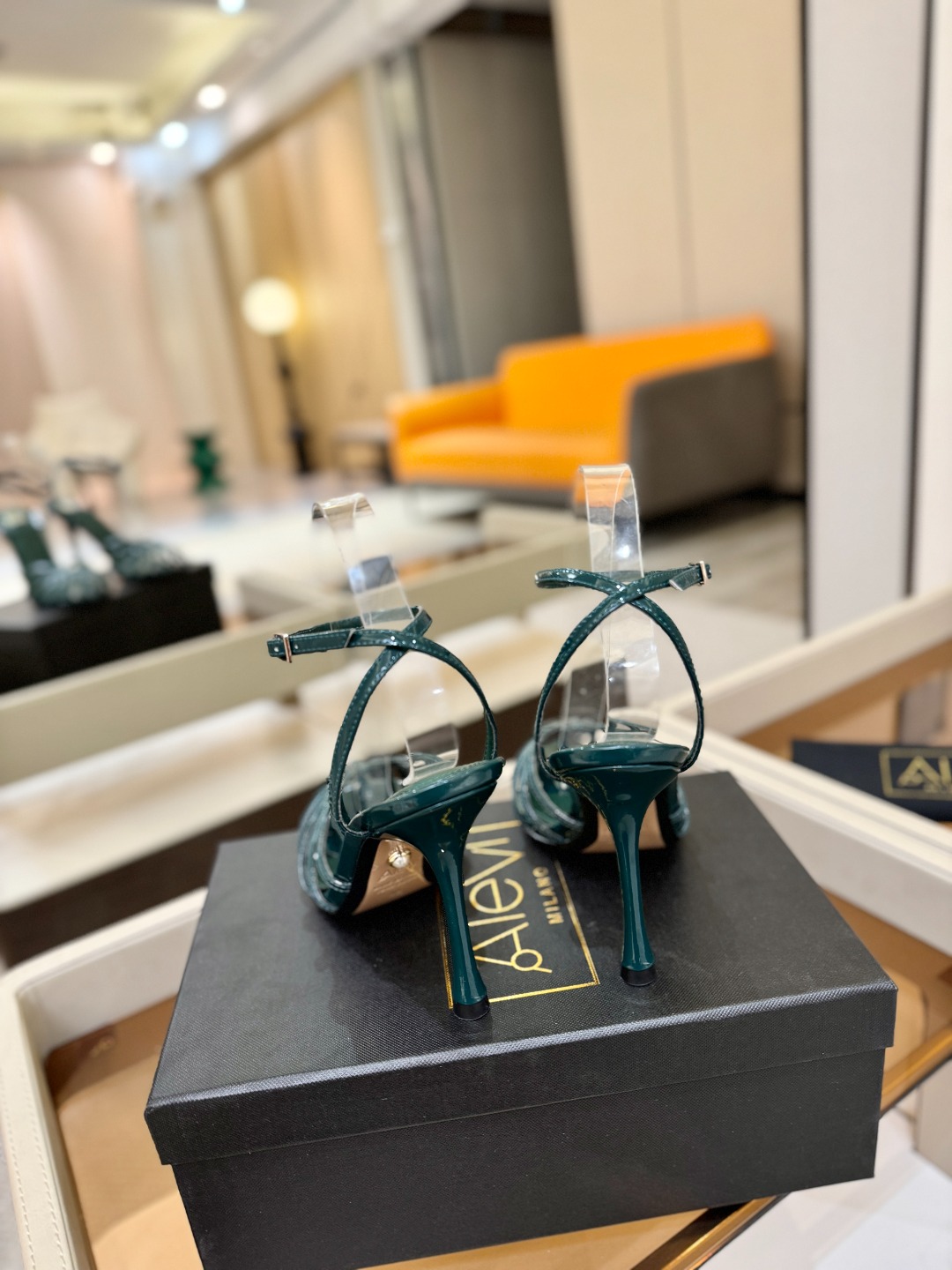 Alevi Mlano 阿列维·姆拉诺 𝘼𝙡𝙚𝙫𝙞 𝙈𝙡𝙖𝙣𝙤 Alevi Milano条带中空高跟走秀