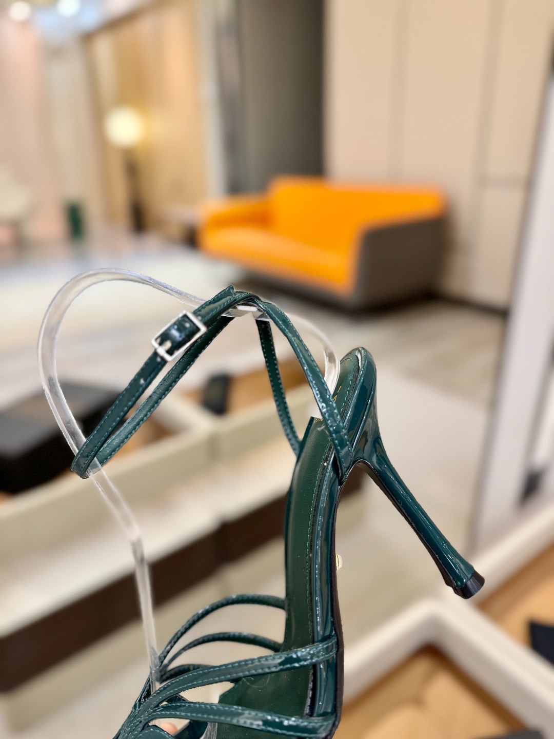 Alevi Mlano 阿列维·姆拉诺 𝘼𝙡𝙚𝙫𝙞 𝙈𝙡𝙖𝙣𝙤 Alevi Milano条带中空高跟走秀