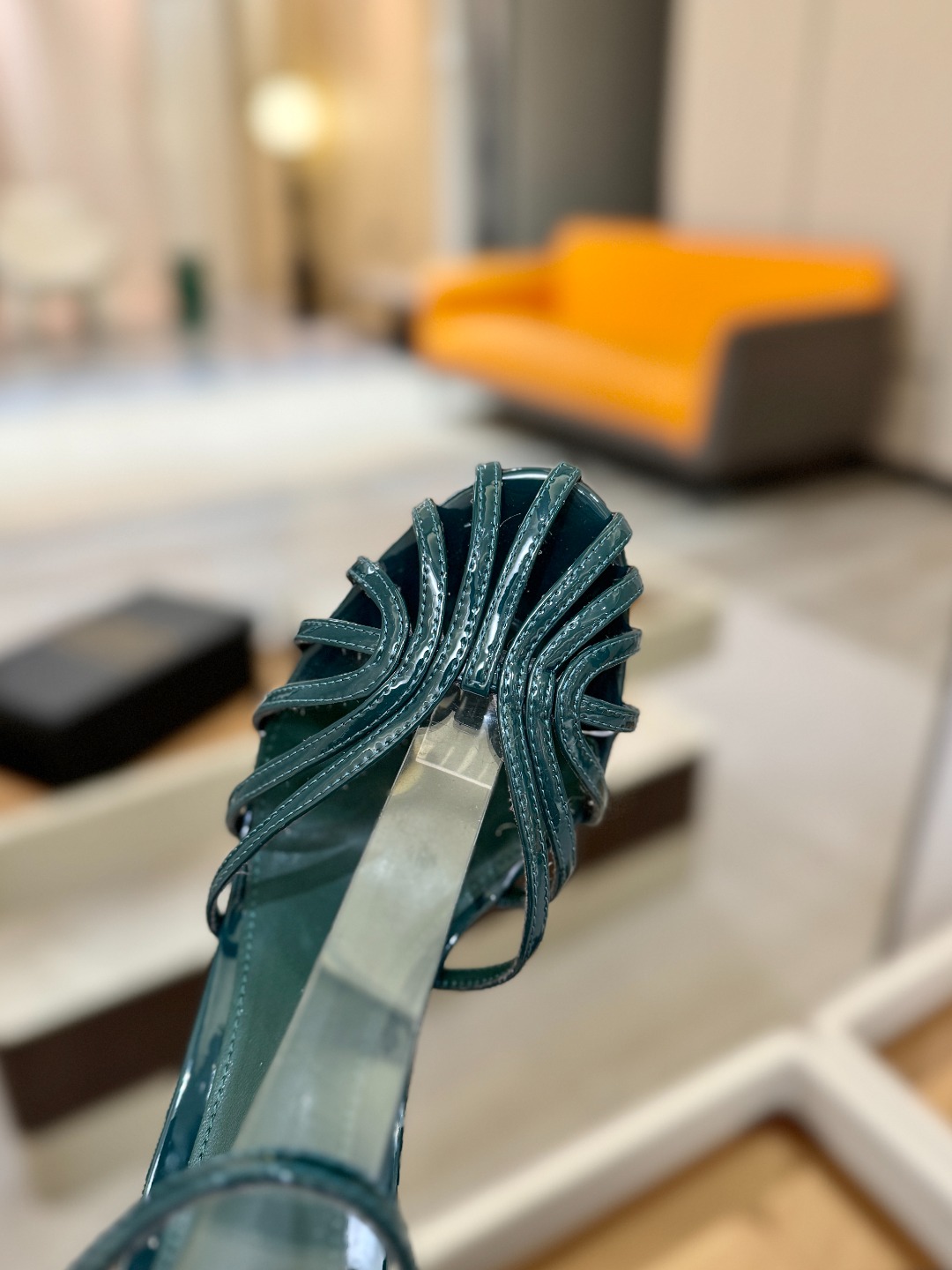 Alevi Mlano 阿列维·姆拉诺 𝘼𝙡𝙚𝙫𝙞 𝙈𝙡𝙖𝙣𝙤 Alevi Milano条带中空高跟走秀